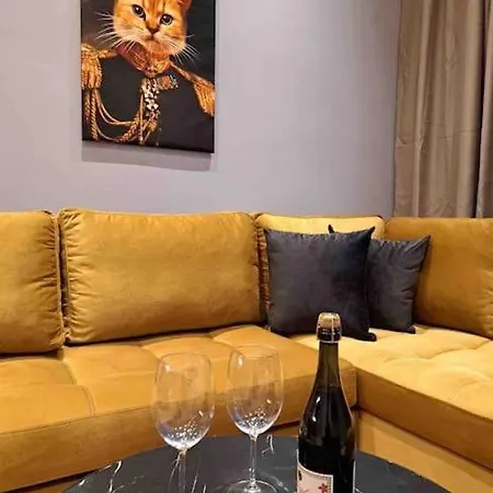 Royal Blue Grand No 4 Port Apartment